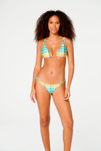 Cargar imagen en el visor de la galería, Model Front: Blueman Conjunto Ubatuba Xadrez Candy
