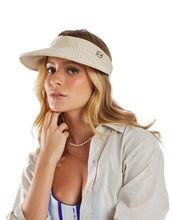 Cargar imagen en el visor de la galería, Model Front: Blueman Visera Viseira Palha Cru
